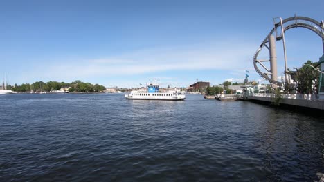 Ferry-Djurgarden-Saliendo-Del-Recinto-Ferial-De-Grona-Lund-En-Estocolmo,-Suecia