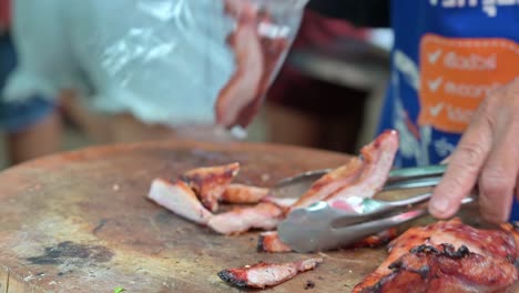Gegrilltes-Hähnchen-Und-Schweinefleisch,-Verpackt-In-Plastik-Von-Einem-Lokalen-Händler-In-Einem-Straßenrestaurant-In-Der-Straße-Von-Bangkok,-Thailand