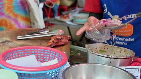 Straßenhändler-Mischt-Laab,-Ein-Nordöstliches-Thailändisches-Gericht-Aus-Würzigem-Hackfleisch-Mit-Zwiebeln,-Koriander-Und-Gemahlenem-Geröstetem-Reis,-In-Einem-Straßenrestaurant-In-Bangkok,-Thailand