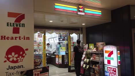 7-Eleven-Japanischer-Supermarkt-Eingangstür-Im-Japanischen-Bahnhof-Kyoto