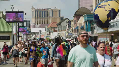 Crowded-Boardwalk-in-Atlantic-City,-New-Jersey,-USA-on-Sunny-Summer-Day