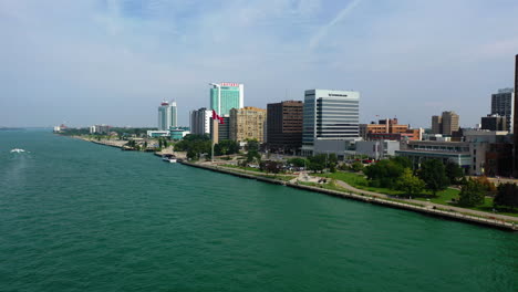 Luftaufnahme-über-Den-Detroit-River,-Der-Sich-Einer-Kanadischen-Flagge-Vor-Der-Stadt-Windsor-In-Kanada-Nähert