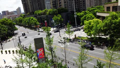 Cross-road-in-front-of-a-mall-in-Shanghai