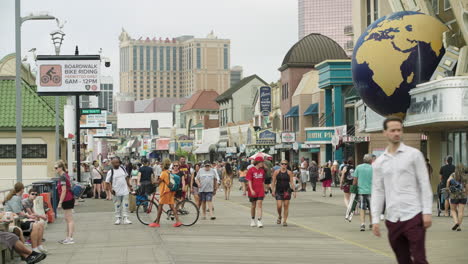 La-Gente-Disfruta-De-La-Mañana-De-Verano-En-Atlantic-City,-El-Paseo-Marítimo-De-Nueva-Jersey