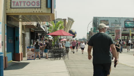 Shops-and-Tourists-on-Boardwalk-in-Atlantic-City,-New-Jersey,-USA