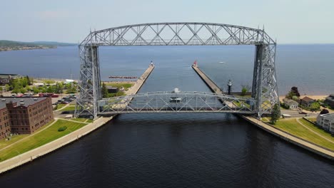 Drohne-Fliegt-über-Den-Lake-Superior-Und-Erfasst-Die-Lufthebebrücke-In-Einem-Internationalen-Süßwasserhafen