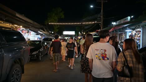 Hacer-Turismo-Y-Pasear-Mientras-Busca-Recuerdos-Y-Algo-Para-Comer-Dentro-Del-Mercado-De-Fin-De-Semana-De-Chatuchak-En-Bangkok,-Tailandia