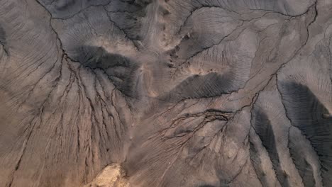 Luftaufnahme-Von-Oben-Nach-Unten-über-Einem-Riesigen-Berggipfel-Aus-Braunem-Stein-Ohne-Lebenszeichen
