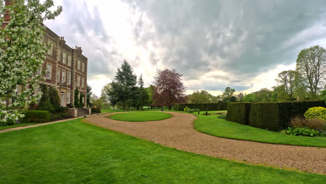 Gunby-Estate,-Hall-And-Gardens,-Gemütliches-Landhaus-Aus-Dem-Jahr-1700-Inmitten-Viktorianischer,-Ummauerter-Gärten-Am-Fuße-Der-Lincolnshire-Wolds
