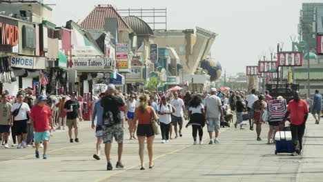 Busy-Summer-Day-on-Boardwalk-In-Atlantic-City,-New-Jersey,-USA