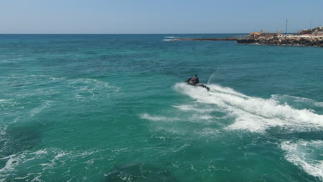 Aus-Der-Perspektive-Eines-Wellenreiters,-Der-In-Zeitlupe-über-Dem-Jetski-Auf-Dem-Meer-Dröhnt