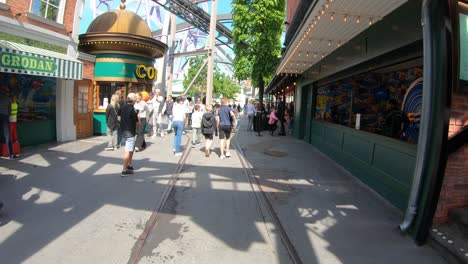 Spaziergang-Im-Grona-Lund-Tivoli-Und-Vergnügungspark-In-Stockholm,-Schweden-–-Handheld-Egoperspektive-Beim-Spaziergang-Zwischen-Kunden