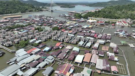 Drohne-Bruneis-Berühmtes-Wasserdorf-Kampong-Ayer-In-Bandar-Seri-Begawan,-Dörfer-Sind-Völlig-Autark-Mit-Eigenem-Wasser-Und-Geschäften