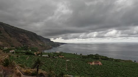 Toma-De-Trípode-De-Un-Hermoso-Paisaje-En-La-Costa-Norte-De-Tenerife-Con-Una-Plantación-De-Plátanos-En-Primer-Plano.