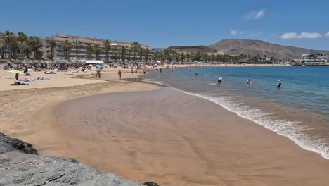 Gente-Disfrutando-Del-Increíble-Clima-En-La-Playa-De-Las-Vistas-En-Tenerife,-Islas-Canarias
