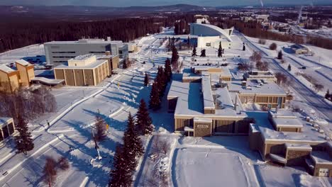 4K-Drohnenvideo-Der-University-Of-Alaska-Fairbanks-An-Einem-Verschneiten-Wintertag