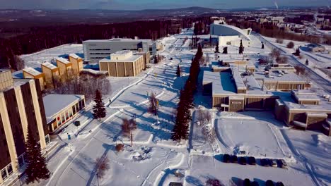 4K-Drohnenvideo-Der-University-Of-Alaska-Fairbanks-An-Einem-Verschneiten-Wintertag