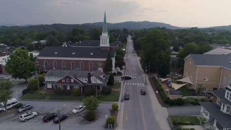 Video-De-Drones-De-4k-Del-Centro-De-Hendersonville,-Carolina-Del-Norte,-En-Un-Hermoso-Día-De-Verano