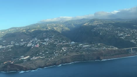 Isla-De-Madeira,-Una-Vista-Panorámica-Aérea-Durante-Un-Giro-A-La-Derecha-Hacia-El-Aeropuerto-De-Funchal.