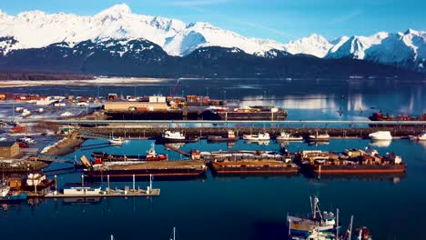 4K-Drohnenvideo-Des-Bootshafens-Von-Seward-Und-Der-Umliegenden-Schneebedeckten-Berge-An-Einem-Verschneiten-Wintertag-In-Alaska