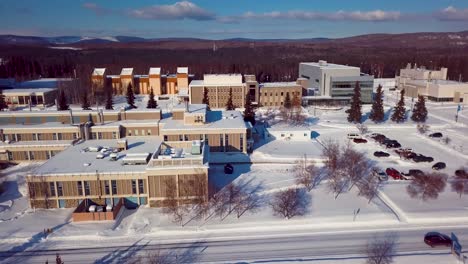 4K-Drohnenvideo-Der-University-Of-Alaska-Fairbanks-An-Einem-Verschneiten-Wintertag