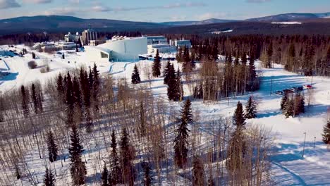 4K-Drohnenvideo-Der-University-Of-Alaska-Fairbanks-An-Einem-Verschneiten-Wintertag