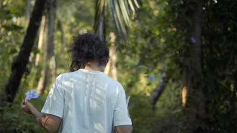 Toma-En-Cámara-Lenta-De-Una-Chica-Caminando-En-El-Bosque-Con-La-Camisa-Blanca---Chica-Sexy-Caminando-En-El-Bosque