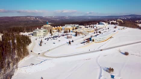 4K-Drohnenvideo-Der-University-Of-Alaska-Fairbanks-An-Einem-Verschneiten-Wintertag