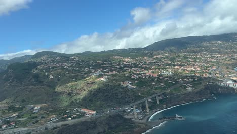 Luftaufnahme-Der-Südküste-Der-Insel-Madeira-Während-Eines-Echtzeitanflugs-Auf-Den-Flughafen-Funchal