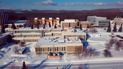 4K-Drohnenvideo-Der-University-Of-Alaska-Fairbanks-An-Einem-Verschneiten-Wintertag