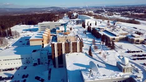 4K-Drohnenvideo-Der-University-Of-Alaska-Fairbanks-An-Einem-Verschneiten-Wintertag