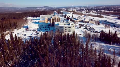 4K-Drohnenvideo-Der-University-Of-Alaska-Fairbanks-An-Einem-Verschneiten-Wintertag