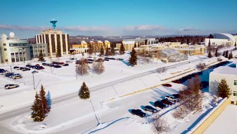 4K-Drohnenvideo-Der-University-Of-Alaska-Fairbanks-An-Einem-Verschneiten-Wintertag