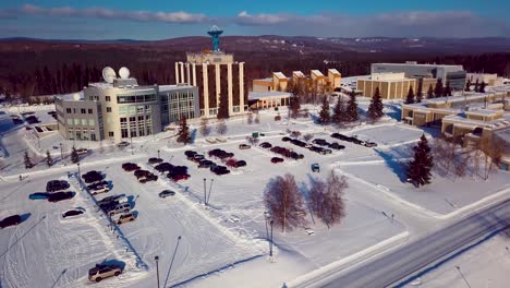 4K-Drohnenvideo-Der-University-Of-Alaska-Fairbanks-An-Einem-Verschneiten-Wintertag