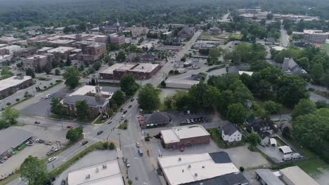 Video-De-Drones-De-4k-Del-Centro-De-Hendersonville,-Carolina-Del-Norte,-En-Un-Hermoso-Día-De-Verano