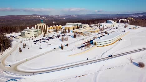 4K-Drohnenvideo-Der-University-Of-Alaska-Fairbanks-An-Einem-Verschneiten-Wintertag