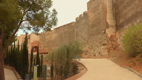 Antiguos-Muros-De-Piedra-De-Las-Ruinas-Del-Castillo-En-La-Ciudad-De-Sagunto,-Cerca-De-Valencia-En-España.