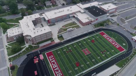 4K-Drohnenvideo-Des-Bearcats-Fußballstadions-In-Hendersonville,-North-Carolina,-An-Einem-Schönen-Sommertag