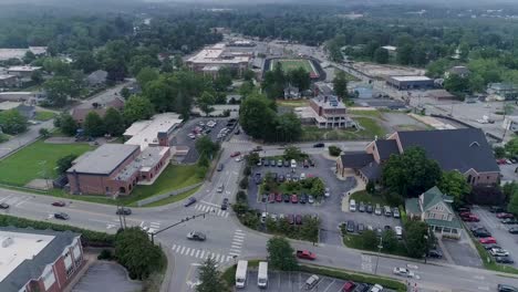 Video-De-Drones-De-4k-Del-Centro-De-Hendersonville,-Carolina-Del-Norte,-En-Un-Hermoso-Día-De-Verano