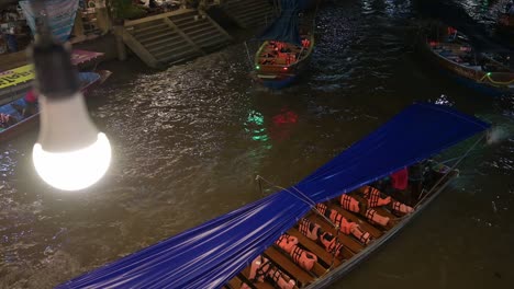 Motorisierte-Holzboote,-Die-Sich-Von-Der-Rechten-Zur-Linken-Seite-Des-Bildes-Bewegen,-Fahren-Entlang-Der-Kanäle-Des-Schwimmenden-Marktes-Amphawa-In-Samut-Songkhram,-Thailand