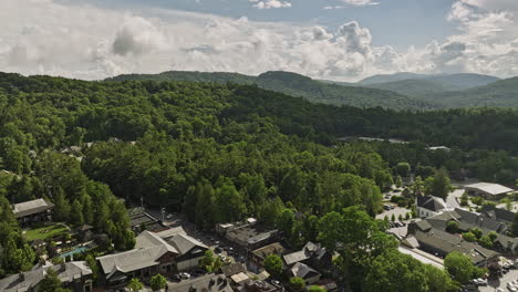 Highlands-North-Carolina-Aerial-v8-flyover-quaint-mountain-town-capturing-beautiful-mountainscape-covered-in-lush-vegetations,-Harris-lake-and-Sunset-rock-views---Shot-with-Mavic-3-Cine---July-2022