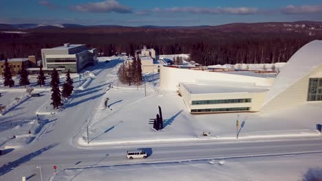 4K-Drohnenvideo-Des-Museums-An-Der-University-Of-Alaska-Fairbanks-An-Einem-Verschneiten-Wintertag