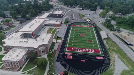 4K-Drohnenvideo-Des-Bearcats-Fußballstadions-In-Hendersonville,-North-Carolina,-An-Einem-Schönen-Sommertag