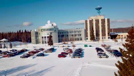 4K-Drohnenvideo-Der-University-Of-Alaska-Fairbanks-An-Einem-Verschneiten-Wintertag