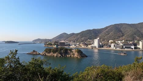 Vista-Sobre-La-Bahía-Y-La-Ciudad-De-Tomonoura-En-Japón.