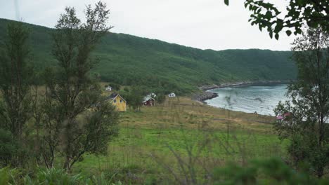 Tranquilo-Pueblo-De-Flakstadvåg-En-El-Municipio-De-Senja,-Troms-Y-El-Condado-De-Finnmark,-Noruega
