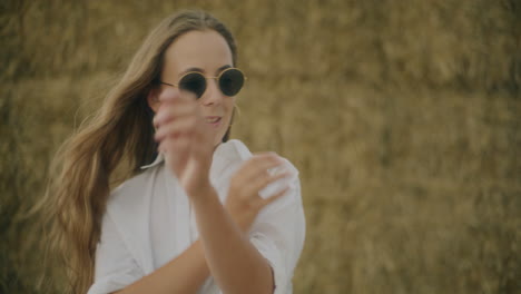 Modelo-Femenino-Con-Gafas-De-Sol