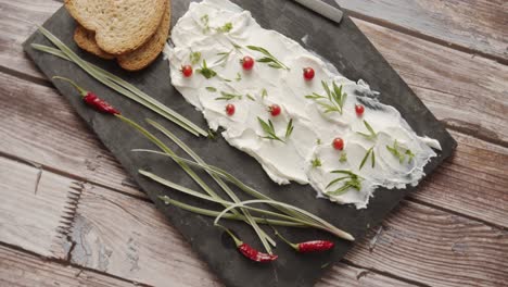 Draufsicht-Auf-Vegane-Butter-Mit-Tomaten