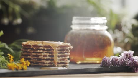 Nahaufnahme-Von-Honig,-Der-Auf-Pfannkuchen-Fällt