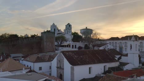 Iglesia-Con-Torre-Del-Reloj-En-La-Ciudad.